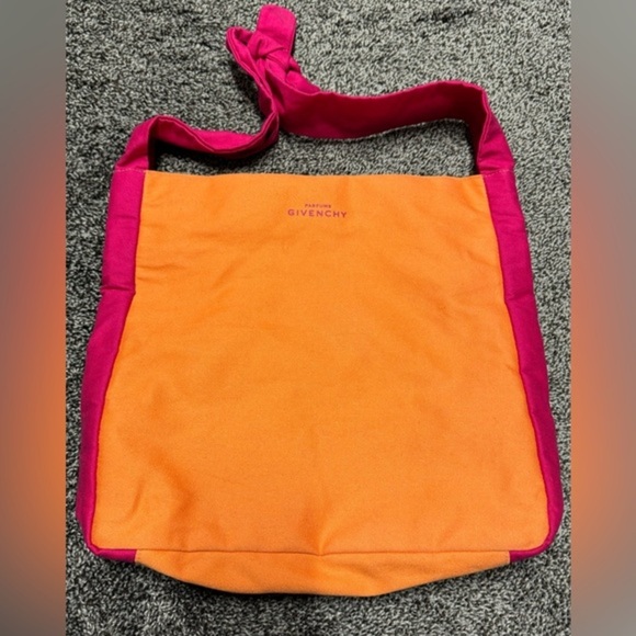 Givenchy Handbags - Givenchy tote